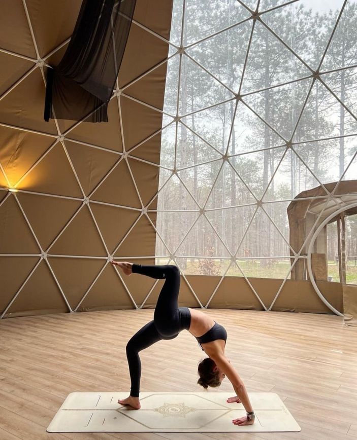 Hande Erçel'in ablası Gamze Erçel bacaklarını açtığı pozlarla yıktı geçti! 'Vay vay vay..'