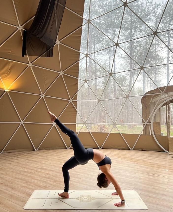 Hande Erçel'in ablası Gamze Erçel bacaklarını açtığı pozlarla yıktı geçti! 'Vay vay vay..'