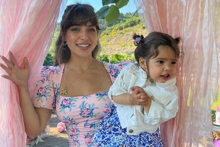 Hande Erçel'in ablası Gamze Erçel bacaklarını açtığı pozlarla yıktı geçti! 'Vay vay vay..'