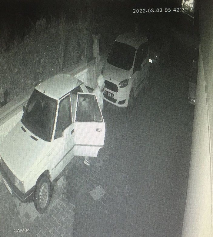Adana'da hırsız, içinde uyuduğu 4 otomobili çaldı