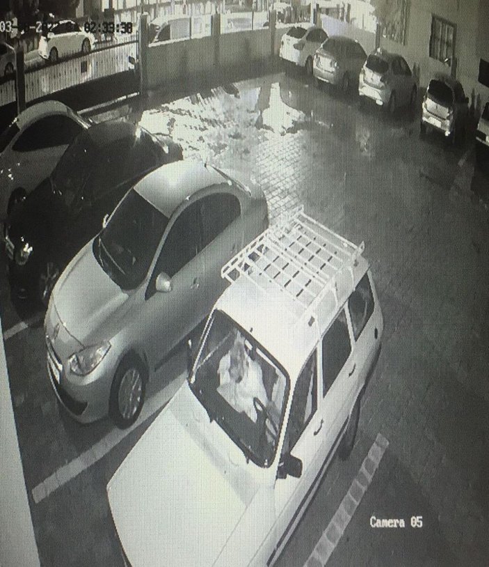 Adana'da hırsız, içinde uyuduğu 4 otomobili çaldı