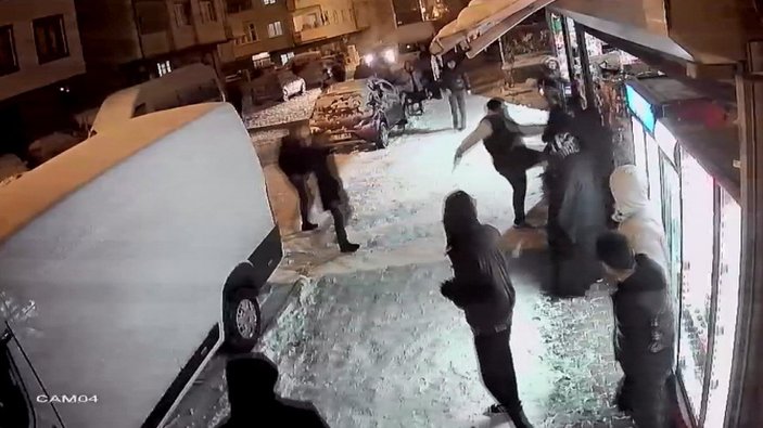 Pendik’te iki aile üyeleri sokakta kavga etti