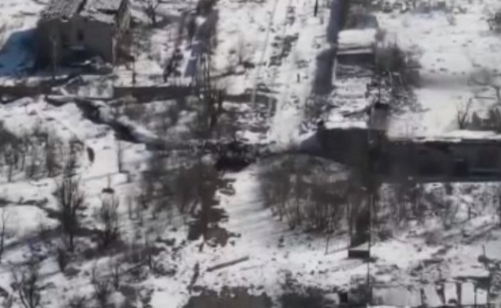 Rus tankının imha edildiği an havadan görüntülendi