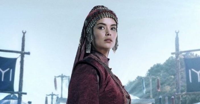 Osman Bey'in yengesi Savcı'nın eşi Lena derin göğüs dekoltesiyle esti geçti! Gören sütyenini sordu...