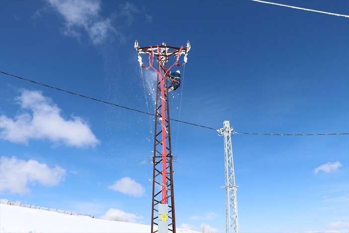 Tokat'ta enerji timlerinin 2 metrelik karda zorlu mesaisi