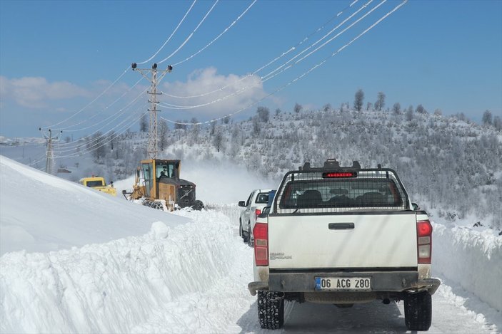 Tokat'ta enerji timlerinin 2 metrelik karda zorlu mesaisi