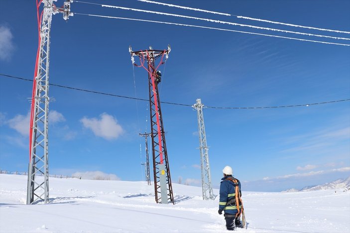 Tokat'ta enerji timlerinin 2 metrelik karda zorlu mesaisi