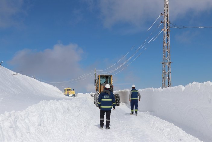 Tokat'ta enerji timlerinin 2 metrelik karda zorlu mesaisi