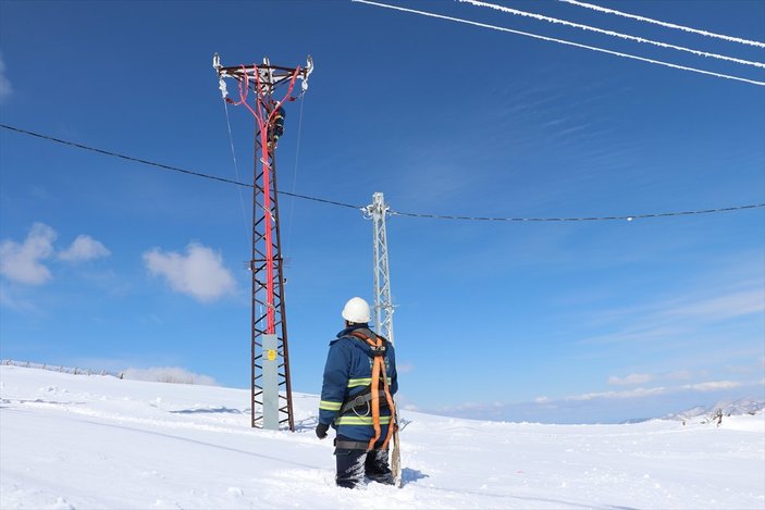 Tokat'ta enerji timlerinin 2 metrelik karda zorlu mesaisi