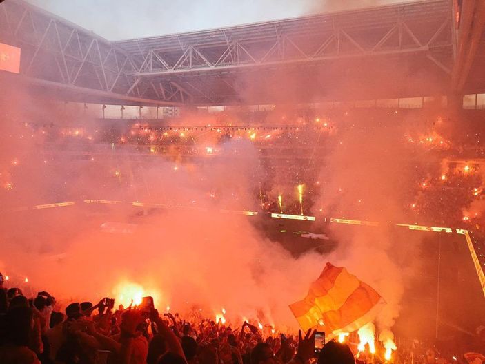 Galatasaraylı taraftarlar Barcelona maçı için Acun Ilıcalı'ya seslendi