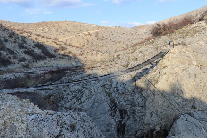 Malatya'daki yarım asırlık tahta köprüden sadece bir aile geçiyor