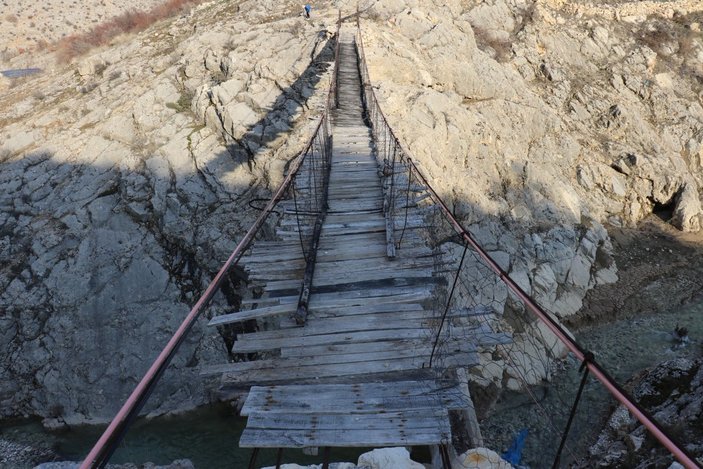 Malatya'daki yarım asırlık tahta köprüden sadece bir aile geçiyor