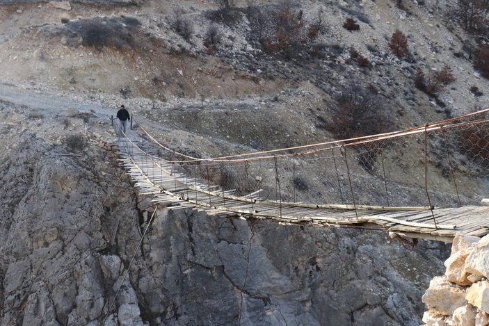 Malatya'daki yarım asırlık tahta köprüden sadece bir aile geçiyor