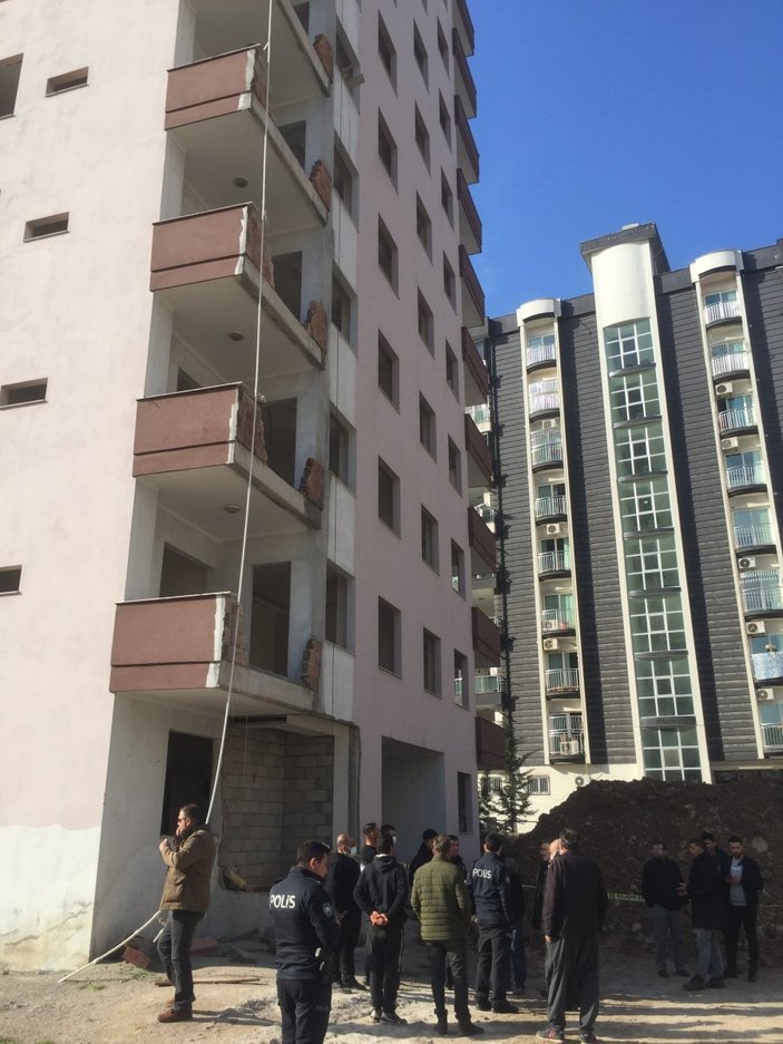 Adana'daki hırsız bekçiden kaçarken inşaattan düştü