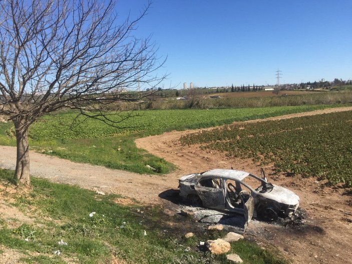Adana'da lüks araç, patates tarlasının kenarında yakıldı