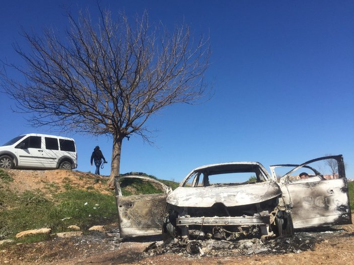Adana'da lüks araç, patates tarlasının kenarında yakıldı