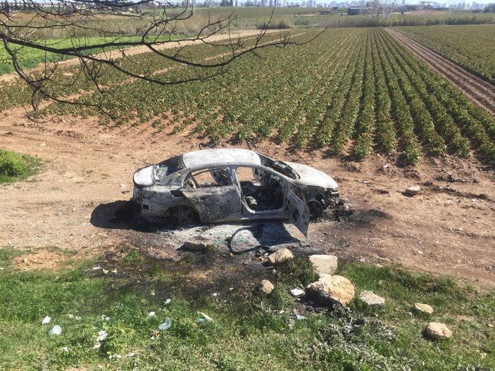 Adana'da lüks araç, patates tarlasının kenarında yakıldı