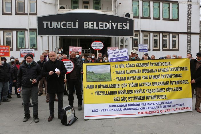 d Tunceli'de köylülerden belediye önünde 'çevre' eylemi