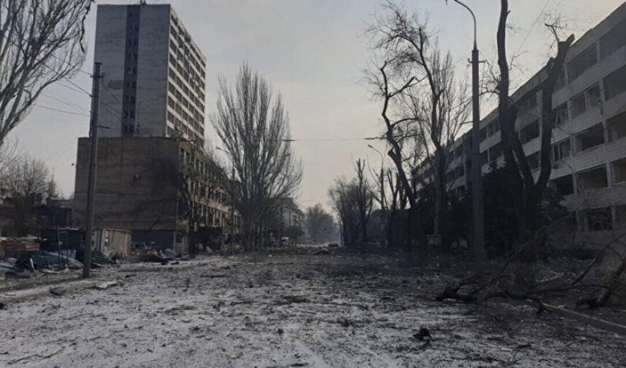 Ukrayna: Rus uçakları Mariupol’da sivillerin saklandığı tiyatro binasını bombaladı