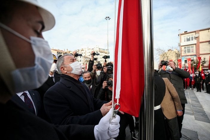 Bakan Akar, 'Çanakkale Geçilmez' yazan Türk bayrağını törenle göndere çekti