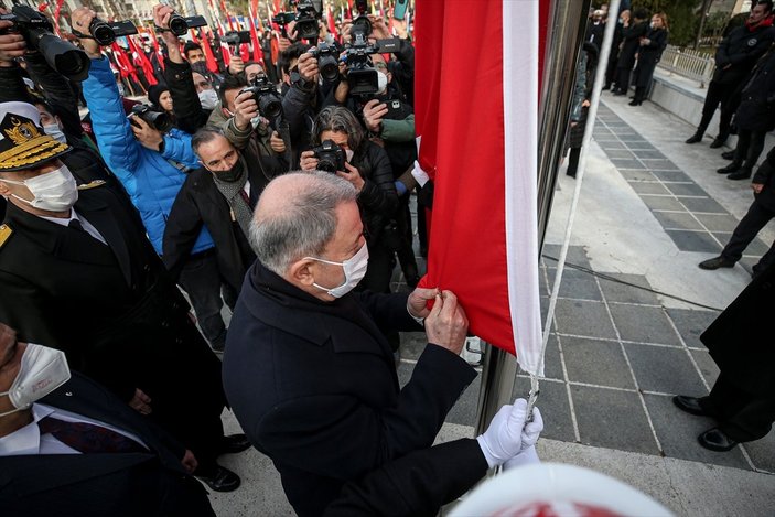 Bakan Akar, 'Çanakkale Geçilmez' yazan Türk bayrağını törenle göndere çekti