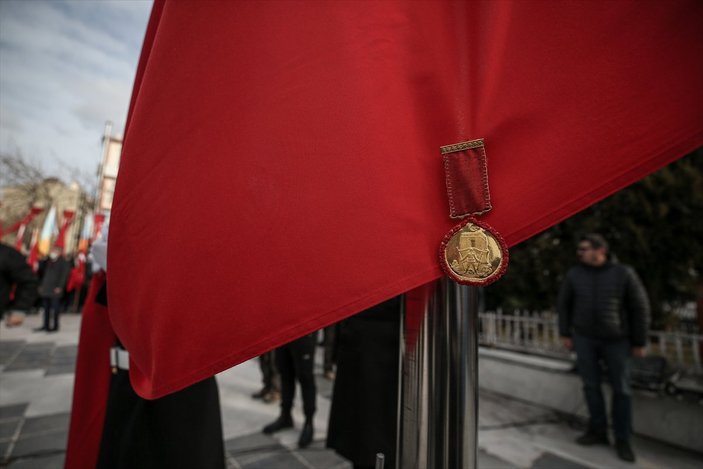 Bakan Akar, 'Çanakkale Geçilmez' yazan Türk bayrağını törenle göndere çekti