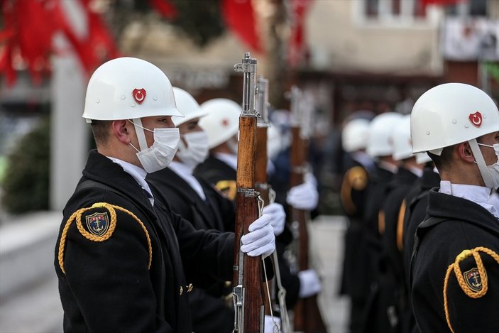 Bakan Akar, 'Çanakkale Geçilmez' yazan Türk bayrağını törenle göndere çekti