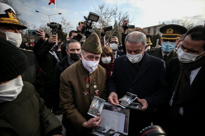 Bakan Akar, 'Çanakkale Geçilmez' yazan Türk bayrağını törenle göndere çekti