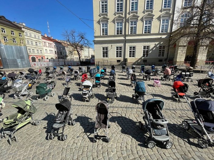 Lviv'de meydana 109 boş bebek arabası bırakıldı