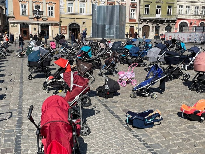 Lviv'de meydana 109 boş bebek arabası bırakıldı