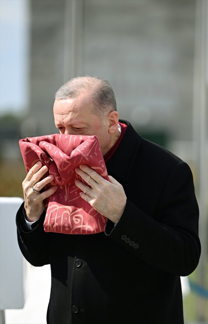 İngiltere'den getirilen Osmanlı askerlerinin sancağı Erdoğan'a takdim edildi