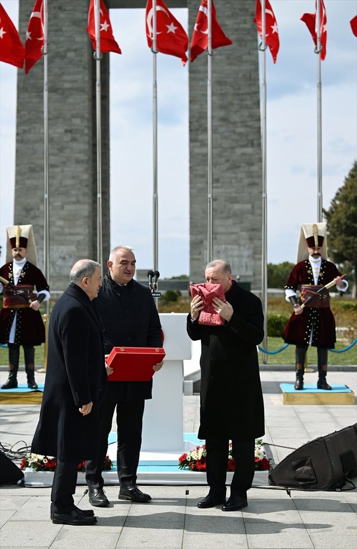 İngiltere'den getirilen Osmanlı askerlerinin sancağı Erdoğan'a takdim edildi