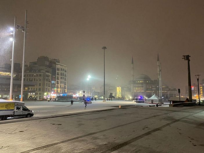 İstanbul'da kar şiddetini artırdı