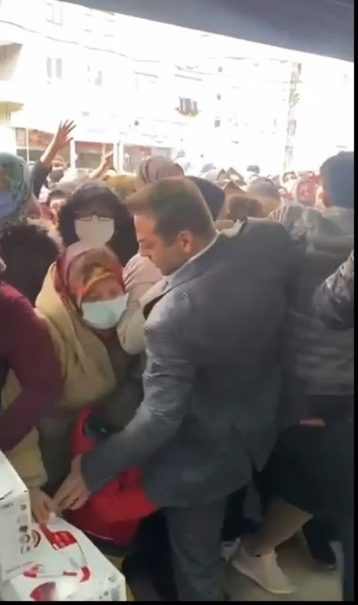 Ankara'da mağaza açılışı sırasında izdiham