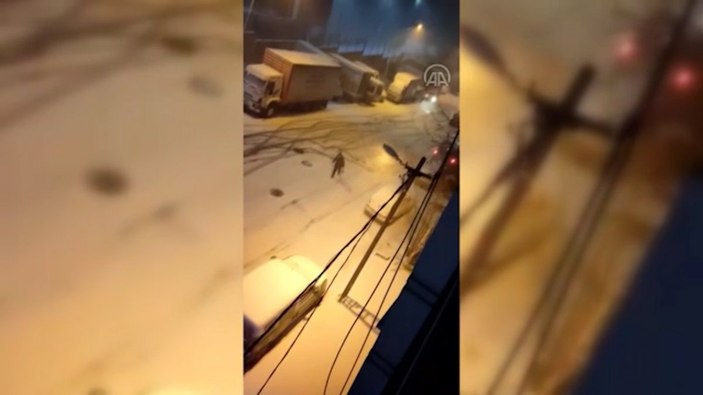 İstanbul'da karlı yolda sürücüler zor anlar yaşadı