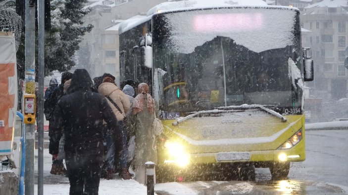 İstanbullular güne kar yağışı ile uyandı