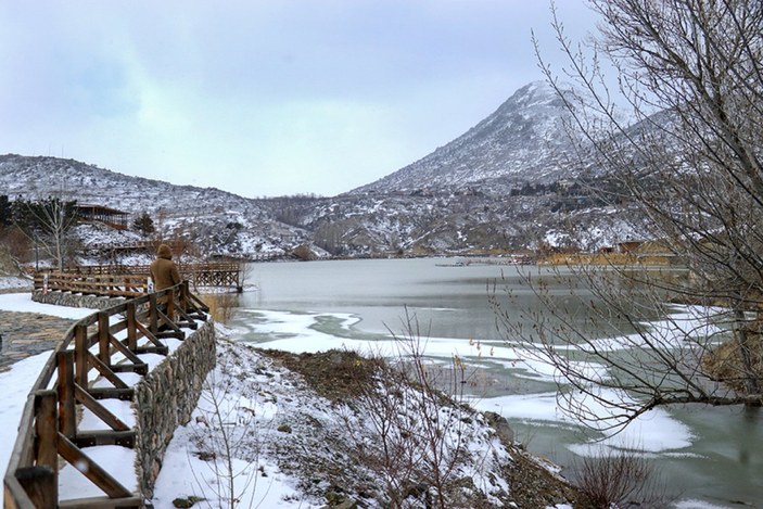Türkiye'nin en az yağış alan bölgelerinden Konya Ovası, karla bereketlendi