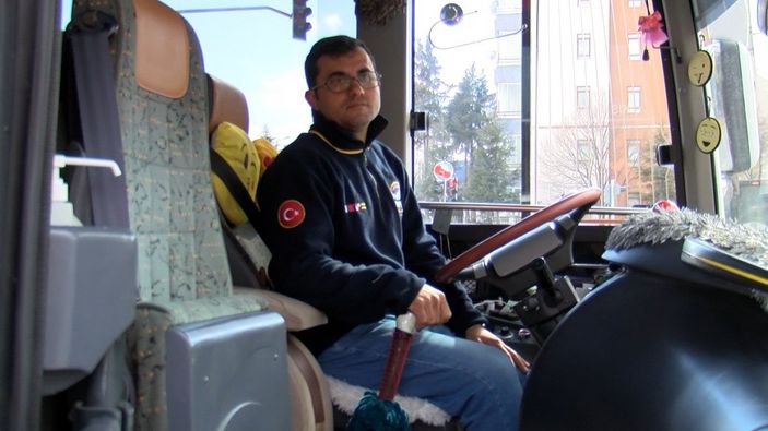 Ankara’da öğrencilerin içinde olduğu servisi yumrukladı