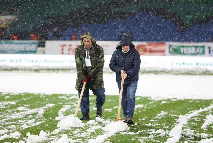 Rize'nin stadında taraftarlar da zemini temizledi