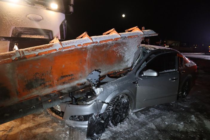 Kayseride bir araç kar küreme aracının bıçağına saplandı: 2 yaralı