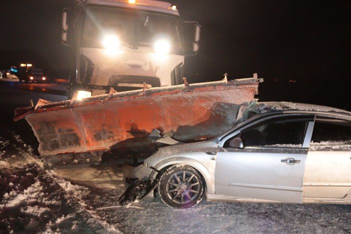 Kayseride bir araç kar küreme aracının bıçağına saplandı: 2 yaralı