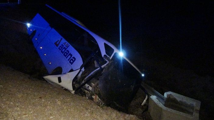 Adana'da yolcu otobüsü kaza yaptı: 4'ü ağır 23 yaralı