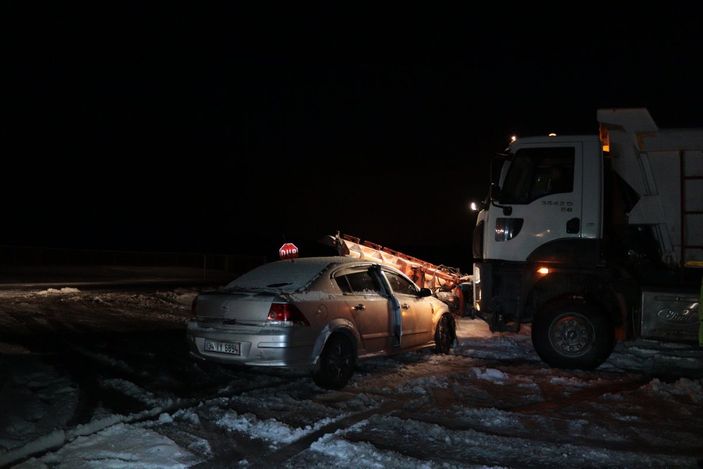 Kayseride bir araç kar küreme aracının bıçağına saplandı: 2 yaralı