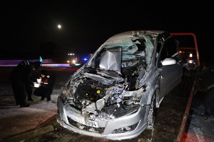 Kayseride bir araç kar küreme aracının bıçağına saplandı: 2 yaralı