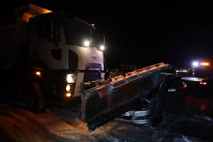 Kayseride bir araç kar küreme aracının bıçağına saplandı: 2 yaralı