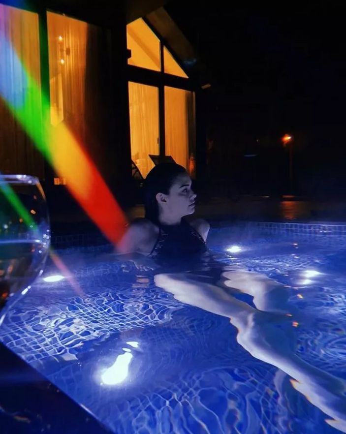 O Ses Türkiye sunucusu Saadet Özsırkıntı'nın havuz pozlarını gören küçük dilini yuttu! 'Mest olduk mest'