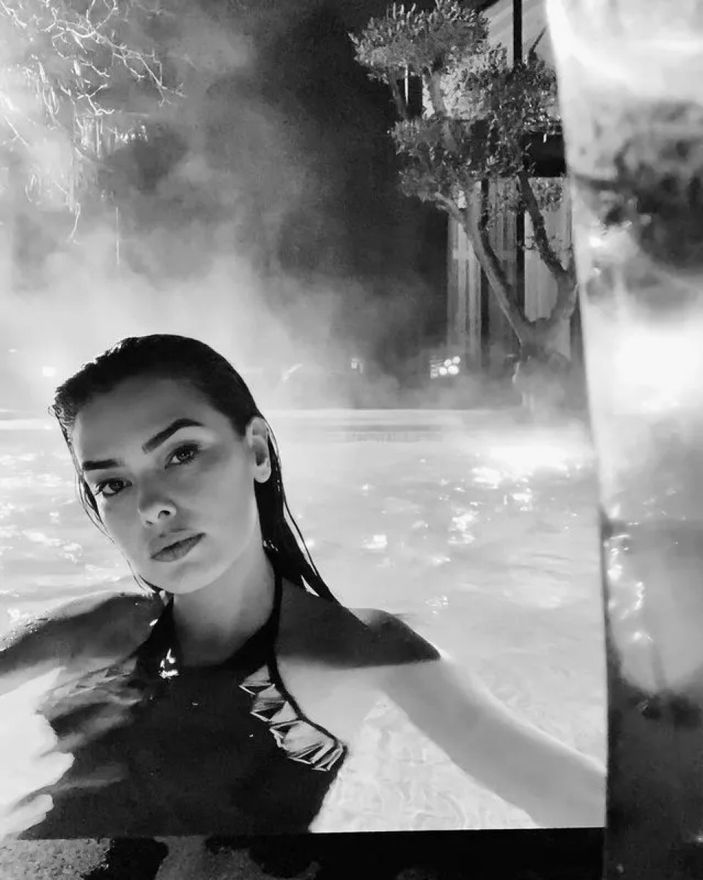 O Ses Türkiye sunucusu Saadet Özsırkıntı'nın havuz pozlarını gören küçük dilini yuttu! 'Mest olduk mest'