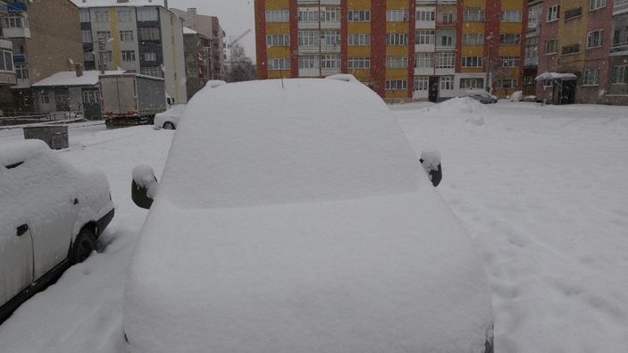 Erzurum'da kar yağışı aralıklarla devam ediyor