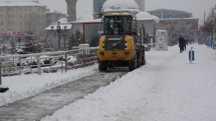 Erzurum'da kar yağışı aralıklarla devam ediyor