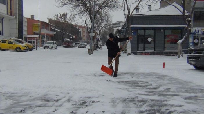 Kars'ta etkili olan kar ve tipi vatandaşlara zor anlar yaşattı